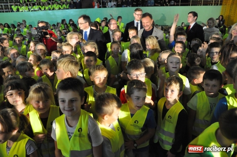 Zdjęcie w galerii na portalu naszraciborz.pl: Ministrowie edukacji oraz sprawiedliwości w Kuźni Raciborskiej. Razem z aktorem rozdawali kamizelki odblaskowe FOTO i WIDEO wiadomości z regionu