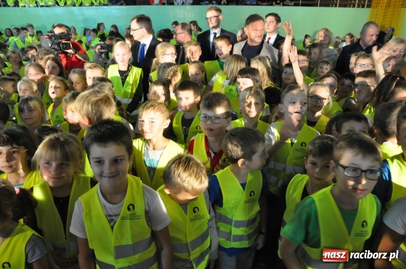 Zdjęcie w galerii na portalu naszraciborz.pl: Ministrowie edukacji oraz sprawiedliwości w Kuźni Raciborskiej. Razem z aktorem rozdawali kamizelki odblaskowe FOTO i WIDEO wiadomości z regionu