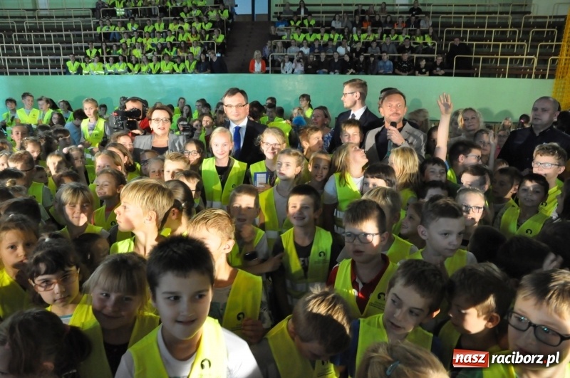 Zdjęcie w galerii na portalu naszraciborz.pl: Ministrowie edukacji oraz sprawiedliwości w Kuźni Raciborskiej. Razem z aktorem rozdawali kamizelki odblaskowe FOTO i WIDEO wiadomości z regionu