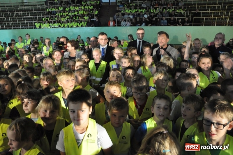 Zdjęcie w galerii na portalu naszraciborz.pl: Ministrowie edukacji oraz sprawiedliwości w Kuźni Raciborskiej. Razem z aktorem rozdawali kamizelki odblaskowe FOTO i WIDEO wiadomości z regionu