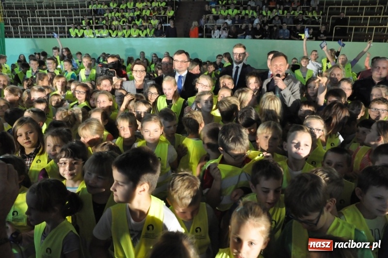 Zdjęcie w galerii na portalu naszraciborz.pl: Ministrowie edukacji oraz sprawiedliwości w Kuźni Raciborskiej. Razem z aktorem rozdawali kamizelki odblaskowe FOTO i WIDEO wiadomości z regionu