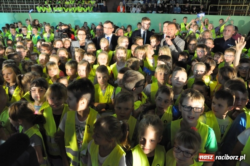 Zdjęcie w galerii na portalu naszraciborz.pl: Ministrowie edukacji oraz sprawiedliwości w Kuźni Raciborskiej. Razem z aktorem rozdawali kamizelki odblaskowe FOTO i WIDEO wiadomości z regionu