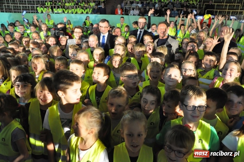 Zdjęcie w galerii na portalu naszraciborz.pl: Ministrowie edukacji oraz sprawiedliwości w Kuźni Raciborskiej. Razem z aktorem rozdawali kamizelki odblaskowe FOTO i WIDEO wiadomości z regionu
