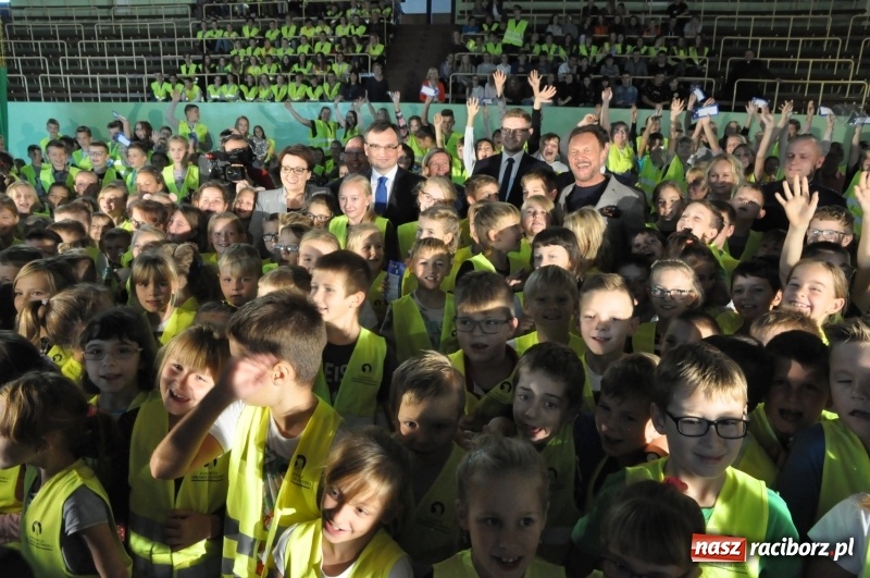 Zdjęcie w galerii na portalu naszraciborz.pl: Ministrowie edukacji oraz sprawiedliwości w Kuźni Raciborskiej. Razem z aktorem rozdawali kamizelki odblaskowe FOTO i WIDEO wiadomości z regionu