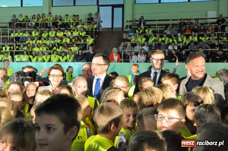 Zdjęcie w galerii na portalu naszraciborz.pl: Ministrowie edukacji oraz sprawiedliwości w Kuźni Raciborskiej. Razem z aktorem rozdawali kamizelki odblaskowe FOTO i WIDEO wiadomości z regionu