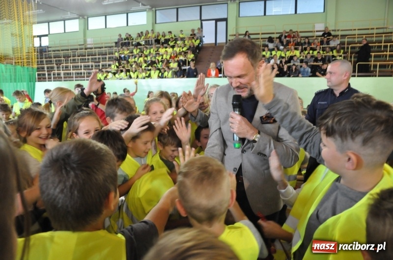 Zdjęcie w galerii na portalu naszraciborz.pl: Ministrowie edukacji oraz sprawiedliwości w Kuźni Raciborskiej. Razem z aktorem rozdawali kamizelki odblaskowe FOTO i WIDEO wiadomości z regionu
