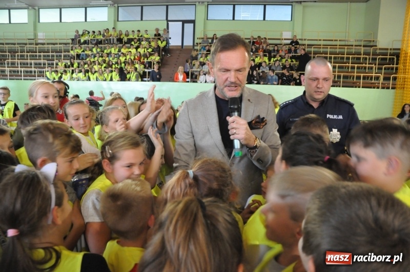 Zdjęcie w galerii na portalu naszraciborz.pl: Ministrowie edukacji oraz sprawiedliwości w Kuźni Raciborskiej. Razem z aktorem rozdawali kamizelki odblaskowe FOTO i WIDEO wiadomości z regionu