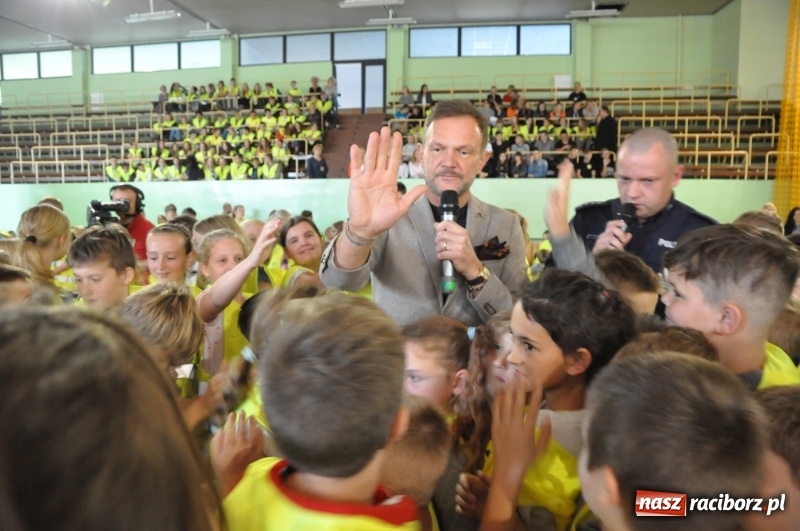 Zdjęcie w galerii na portalu naszraciborz.pl: Ministrowie edukacji oraz sprawiedliwości w Kuźni Raciborskiej. Razem z aktorem rozdawali kamizelki odblaskowe FOTO i WIDEO wiadomości z regionu