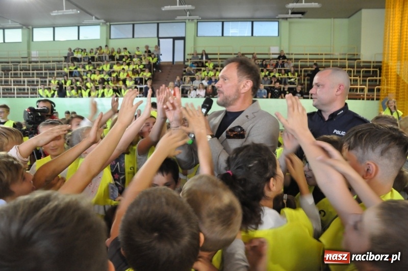 Zdjęcie w galerii na portalu naszraciborz.pl: Ministrowie edukacji oraz sprawiedliwości w Kuźni Raciborskiej. Razem z aktorem rozdawali kamizelki odblaskowe FOTO i WIDEO wiadomości z regionu