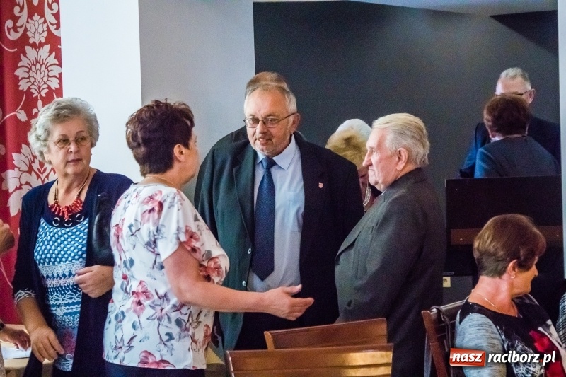 Zdjęcie w galerii na portalu naszraciborz.pl: Odznaki dla zasłużonych, czyli Dzień Seniora w Raciborzu wiadomości z regionu
