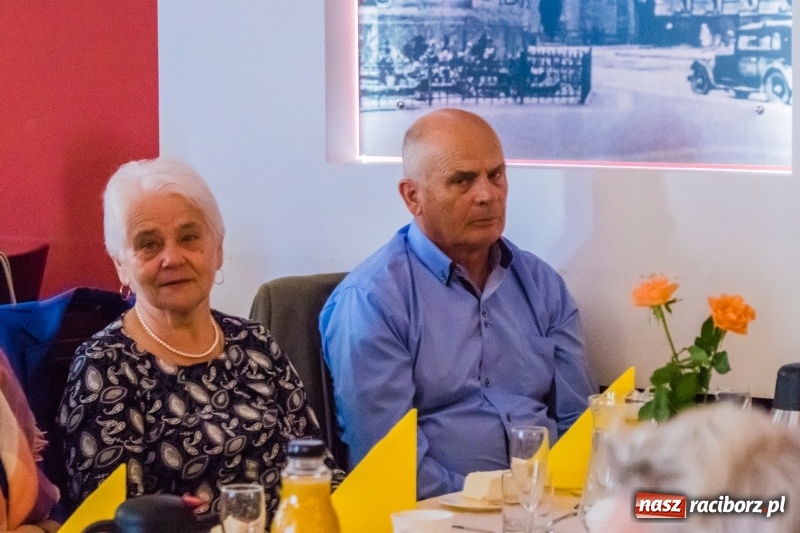 Zdjęcie w galerii na portalu naszraciborz.pl: Odznaki dla zasłużonych, czyli Dzień Seniora w Raciborzu wiadomości z regionu