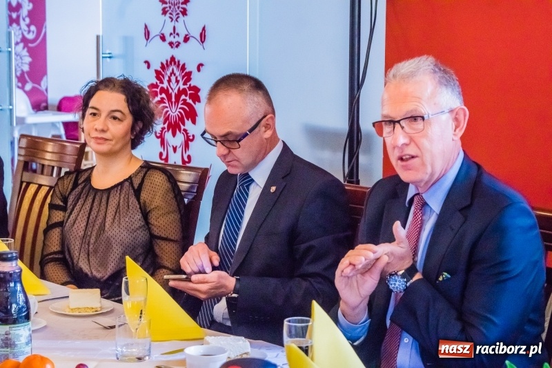 Zdjęcie w galerii na portalu naszraciborz.pl: Odznaki dla zasłużonych, czyli Dzień Seniora w Raciborzu wiadomości z regionu