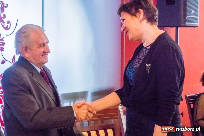 Zdjęcie w galerii na portalu naszraciborz.pl: Odznaki dla zasłużonych, czyli Dzień Seniora w Raciborzu wiadomości z regionu