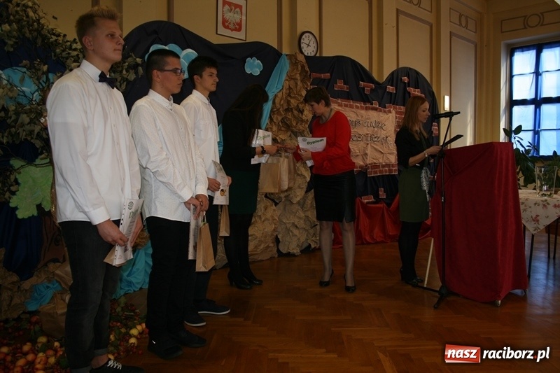 Zdjęcie w galerii na portalu naszraciborz.pl: Święto Edukacji Narodowej w raciborskim Ekonomiku wiadomości z regionu