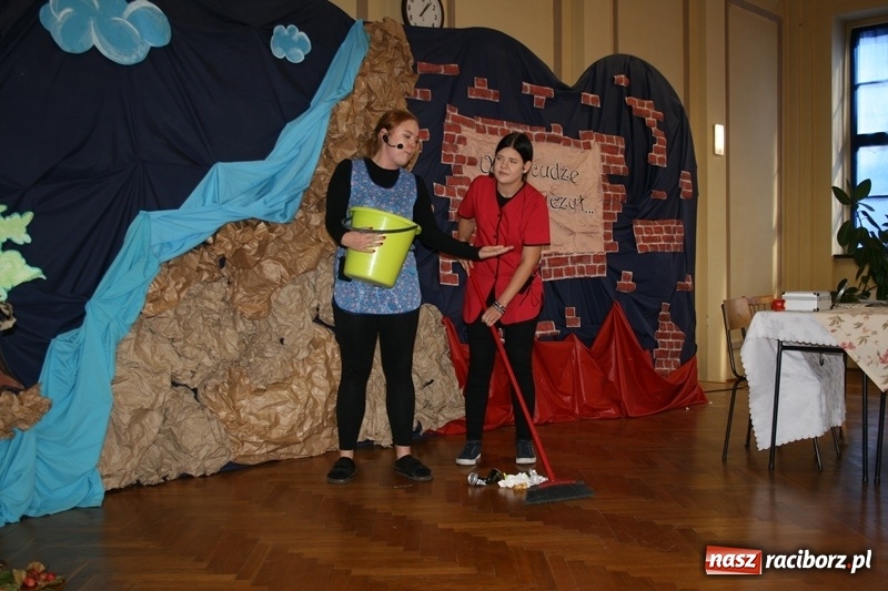 Zdjęcie w galerii na portalu naszraciborz.pl: Święto Edukacji Narodowej w raciborskim Ekonomiku wiadomości z regionu