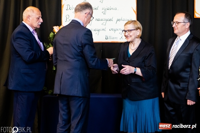 Zdjęcie w galerii na portalu naszraciborz.pl: Miejska oświata świętowała w SP 4  wiadomości z regionu