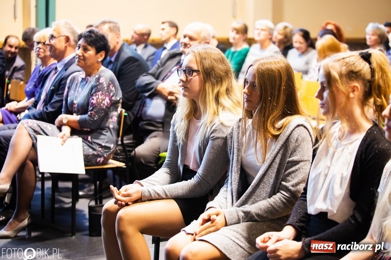Zdjęcie w galerii na portalu naszraciborz.pl: Miejska oświata świętowała w SP 4  wiadomości z regionu