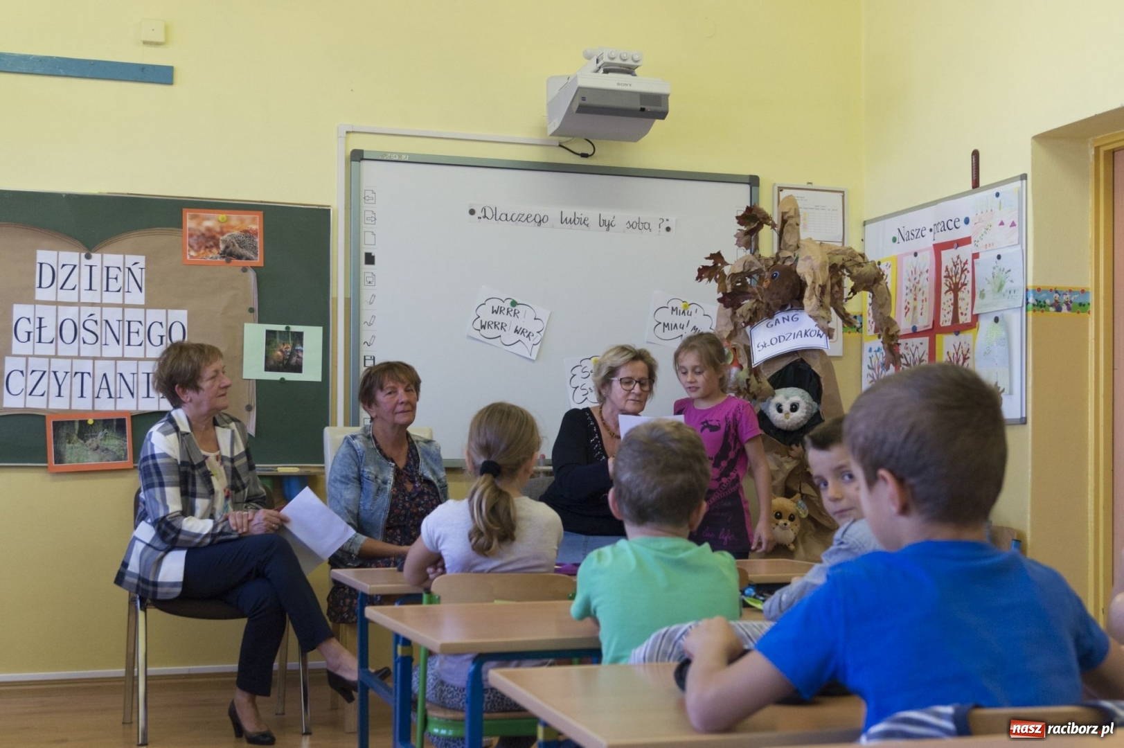Zdjęcie w galerii na portalu naszraciborz.pl: Dzień Głośnego Czytania w szkole w Babicach wiadomości z regionu