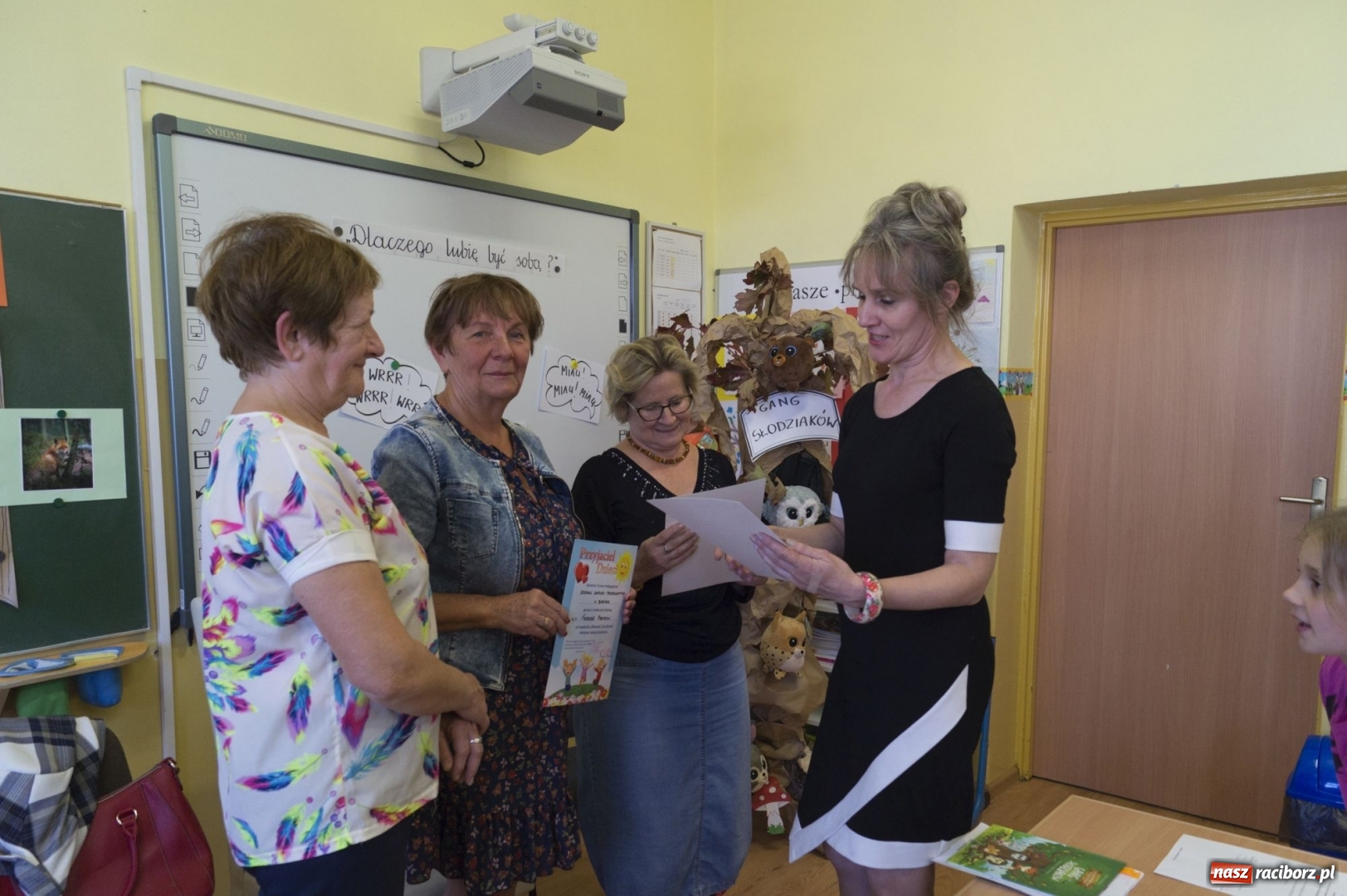 Zdjęcie w galerii na portalu naszraciborz.pl: Dzień Głośnego Czytania w szkole w Babicach wiadomości z regionu