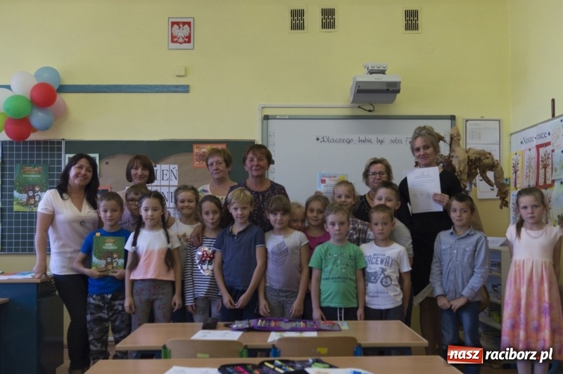 Zdjęcie w galerii na portalu naszraciborz.pl: Dzień Głośnego Czytania w szkole w Babicach wiadomości z regionu