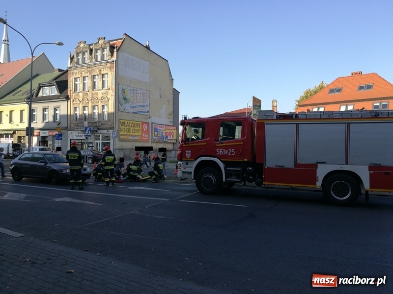 Zdjęcie w galerii na portalu naszraciborz.pl: Wypadek na Londzina. Kobieta potrącona na pasach  wiadomości z regionu