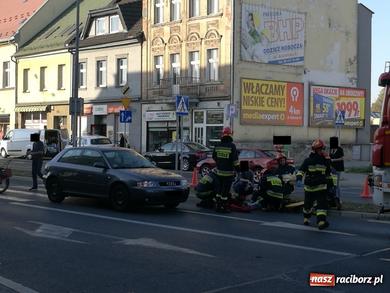 Zdjęcie w galerii na portalu naszraciborz.pl: Wypadek na Londzina. Kobieta potrącona na pasach  wiadomości z regionu