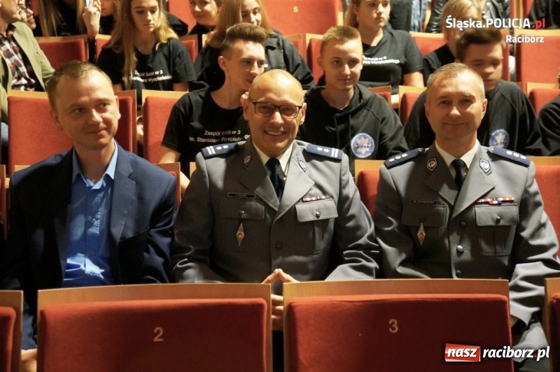 Zdjęcie w galerii na portalu naszraciborz.pl: Raciborscy policjanci na III Konferencji Organizacji Proobronnych i Klas Mundurowych w Kuźni Raciborskiej wiadomości z regionu
