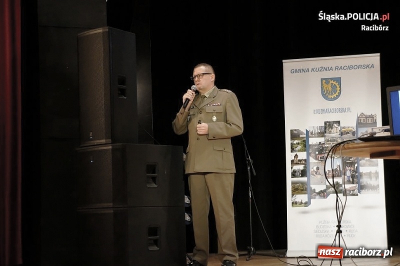 Zdjęcie w galerii na portalu naszraciborz.pl: Raciborscy policjanci na III Konferencji Organizacji Proobronnych i Klas Mundurowych w Kuźni Raciborskiej wiadomości z regionu