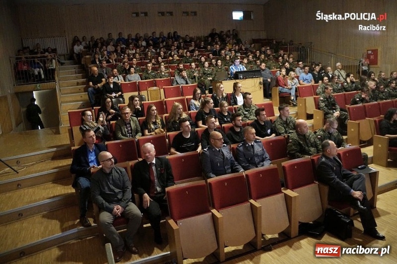 Zdjęcie w galerii na portalu naszraciborz.pl: Raciborscy policjanci na III Konferencji Organizacji Proobronnych i Klas Mundurowych w Kuźni Raciborskiej wiadomości z regionu