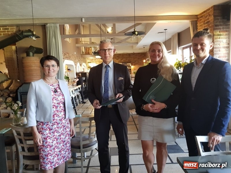 Zdjęcie w galerii na portalu naszraciborz.pl: Inwestor przyleciał do Raciborza helikopterem. Chce budować kino przy Szewskiej wiadomości z regionu