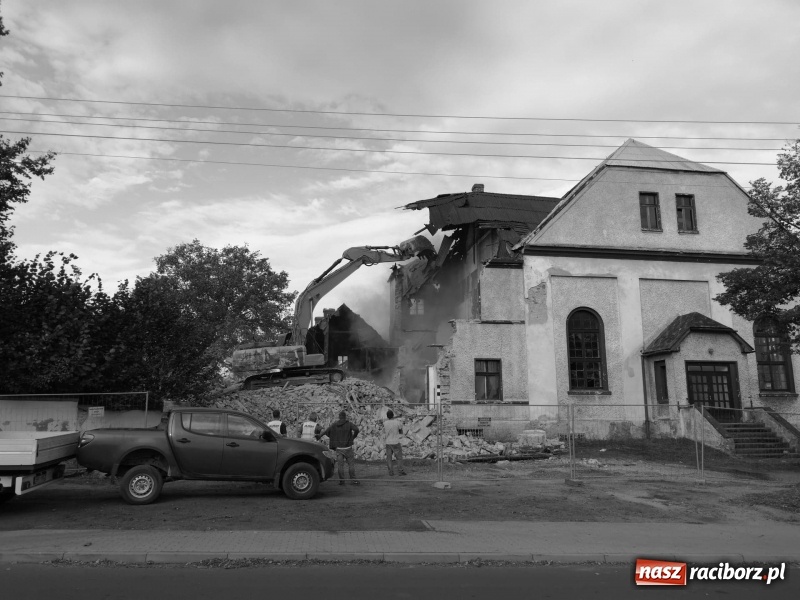 Zdjęcie w galerii na portalu naszraciborz.pl: Z Bieńkowic znika stara karczma. Powstanie tu centrum sportowo-rekreacyjne wiadomości z regionu