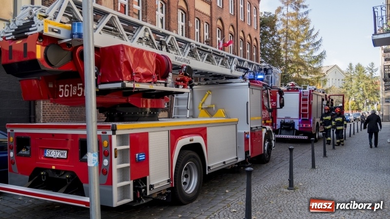 Zdjęcie w galerii na portalu naszraciborz.pl: Roztargnienie lokatora postawiło na nogi raciborskich strażaków wiadomości z regionu