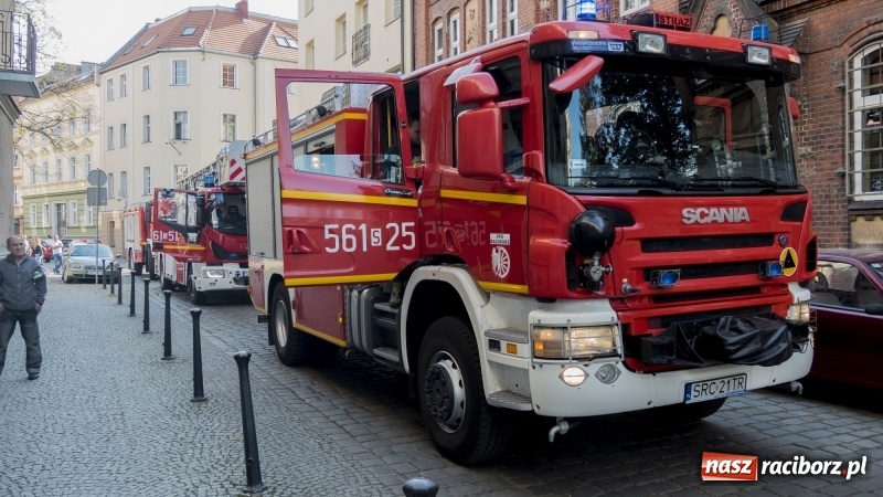Zdjęcie w galerii na portalu naszraciborz.pl: Roztargnienie lokatora postawiło na nogi raciborskich strażaków wiadomości z regionu
