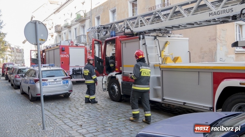 Zdjęcie w galerii na portalu naszraciborz.pl: Roztargnienie lokatora postawiło na nogi raciborskich strażaków wiadomości z regionu