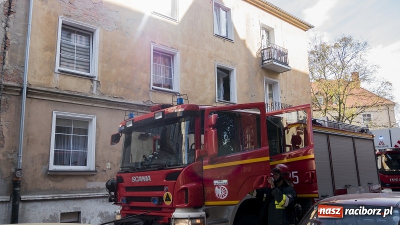 Zdjęcie w galerii na portalu naszraciborz.pl: Roztargnienie lokatora postawiło na nogi raciborskich strażaków wiadomości z regionu