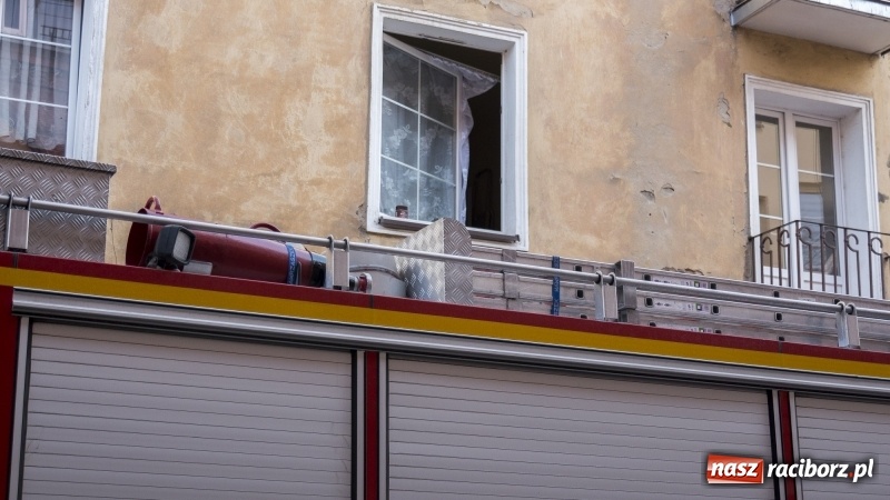 Zdjęcie w galerii na portalu naszraciborz.pl: Roztargnienie lokatora postawiło na nogi raciborskich strażaków wiadomości z regionu