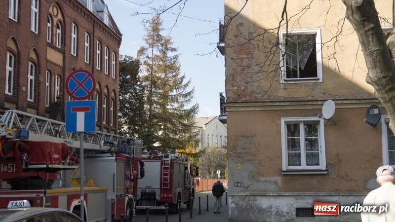 Zdjęcie w galerii na portalu naszraciborz.pl: Roztargnienie lokatora postawiło na nogi raciborskich strażaków wiadomości z regionu