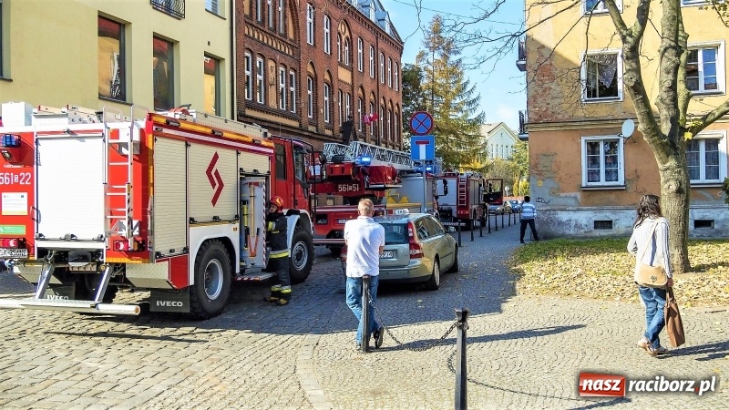 Zdjęcie w galerii na portalu naszraciborz.pl: Roztargnienie lokatora postawiło na nogi raciborskich strażaków wiadomości z regionu