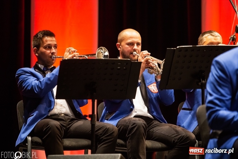 Zdjęcie w galerii na portalu naszraciborz.pl: Energetyczny koncert raciborskiej orkiestry dętej Plania i zespołu The Chance wiadomości z regionu