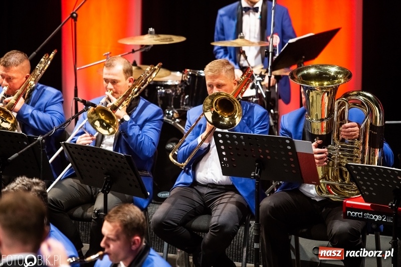 Zdjęcie w galerii na portalu naszraciborz.pl: Energetyczny koncert raciborskiej orkiestry dętej Plania i zespołu The Chance wiadomości z regionu
