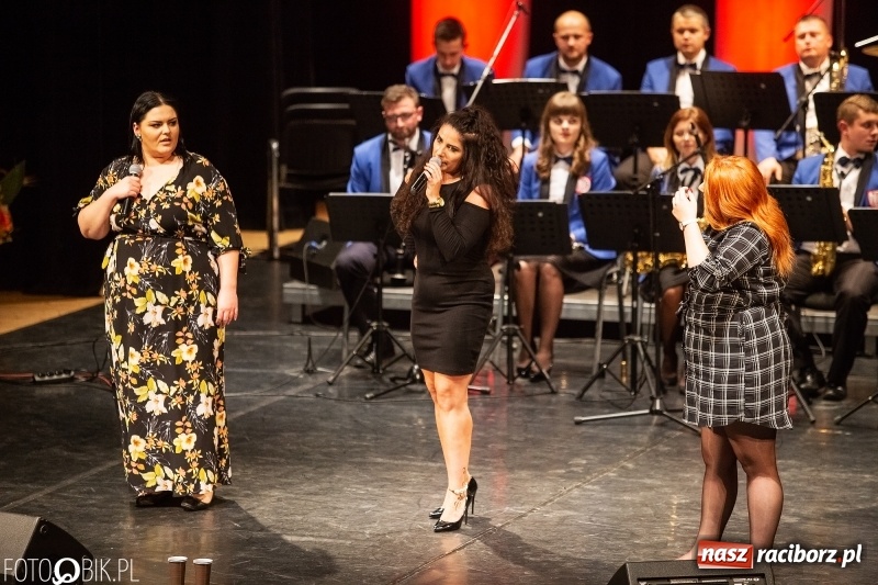 Zdjęcie w galerii na portalu naszraciborz.pl: Energetyczny koncert raciborskiej orkiestry dętej Plania i zespołu The Chance wiadomości z regionu