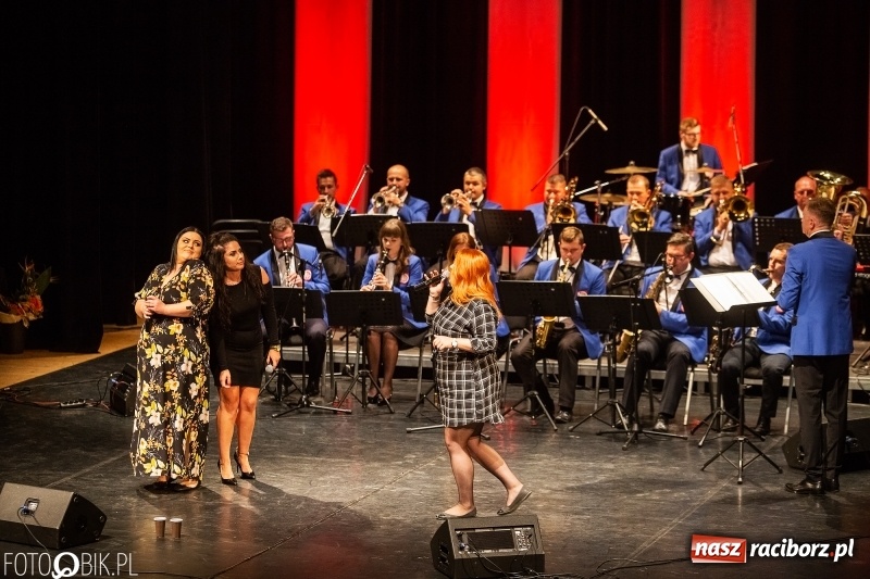 Zdjęcie w galerii na portalu naszraciborz.pl: Energetyczny koncert raciborskiej orkiestry dętej Plania i zespołu The Chance wiadomości z regionu