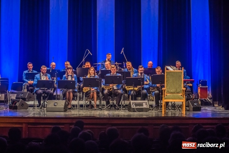 Zdjęcie w galerii na portalu naszraciborz.pl: Energetyczny koncert raciborskiej orkiestry dętej Plania i zespołu The Chance wiadomości z regionu