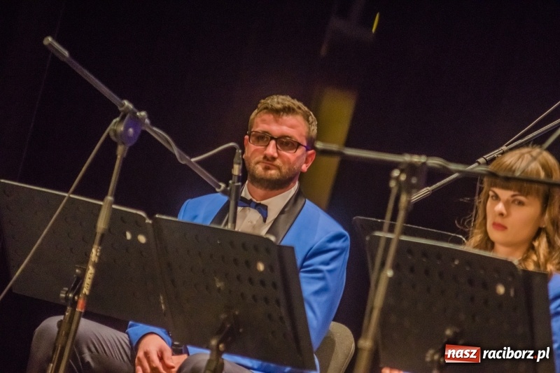 Zdjęcie w galerii na portalu naszraciborz.pl: Energetyczny koncert raciborskiej orkiestry dętej Plania i zespołu The Chance wiadomości z regionu