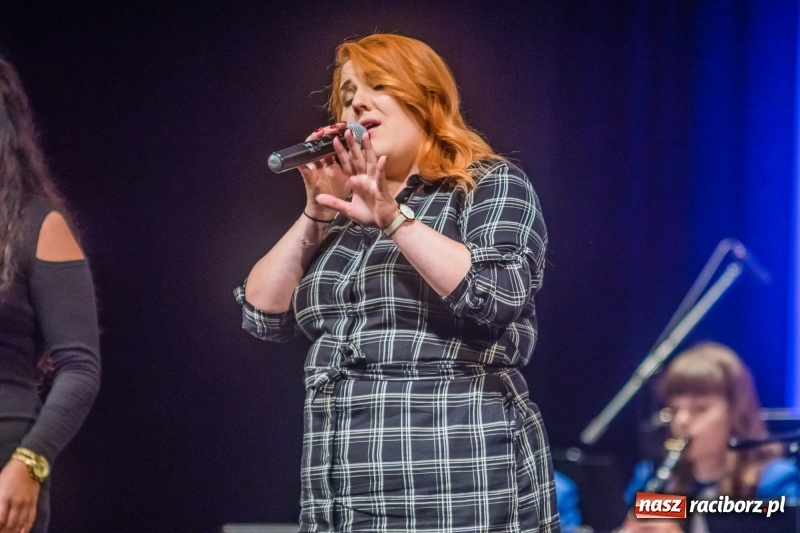 Zdjęcie w galerii na portalu naszraciborz.pl: Energetyczny koncert raciborskiej orkiestry dętej Plania i zespołu The Chance wiadomości z regionu