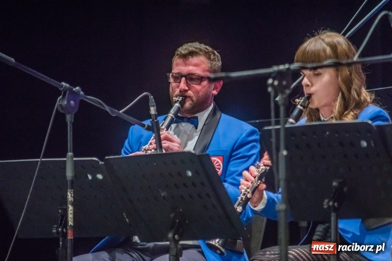 Zdjęcie w galerii na portalu naszraciborz.pl: Energetyczny koncert raciborskiej orkiestry dętej Plania i zespołu The Chance wiadomości z regionu