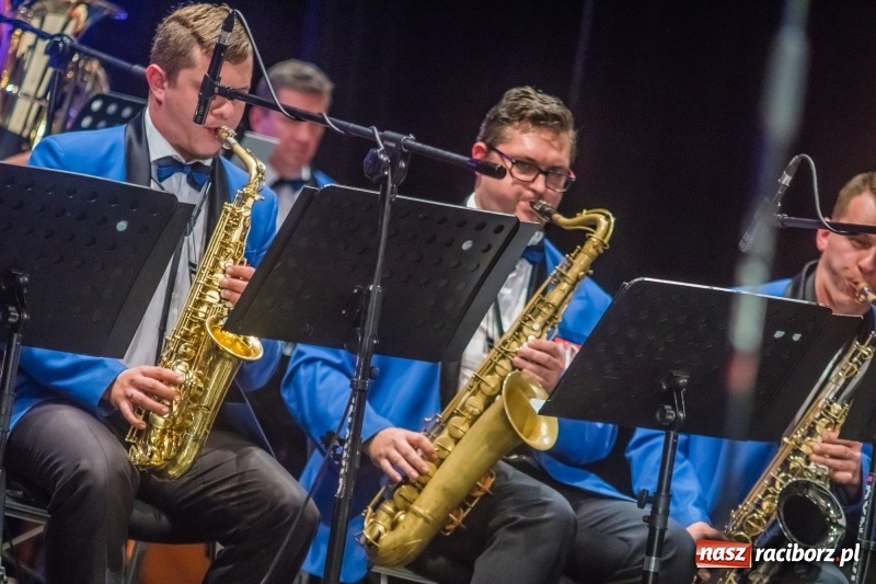 Zdjęcie w galerii na portalu naszraciborz.pl: Energetyczny koncert raciborskiej orkiestry dętej Plania i zespołu The Chance wiadomości z regionu