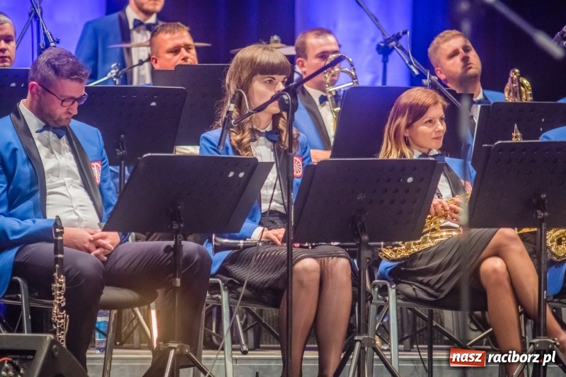Zdjęcie w galerii na portalu naszraciborz.pl: Energetyczny koncert raciborskiej orkiestry dętej Plania i zespołu The Chance wiadomości z regionu