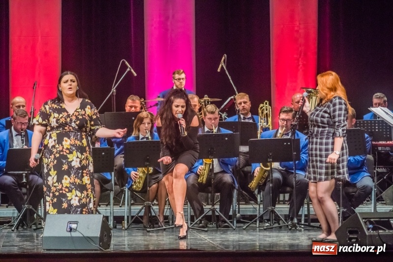 Zdjęcie w galerii na portalu naszraciborz.pl: Energetyczny koncert raciborskiej orkiestry dętej Plania i zespołu The Chance wiadomości z regionu