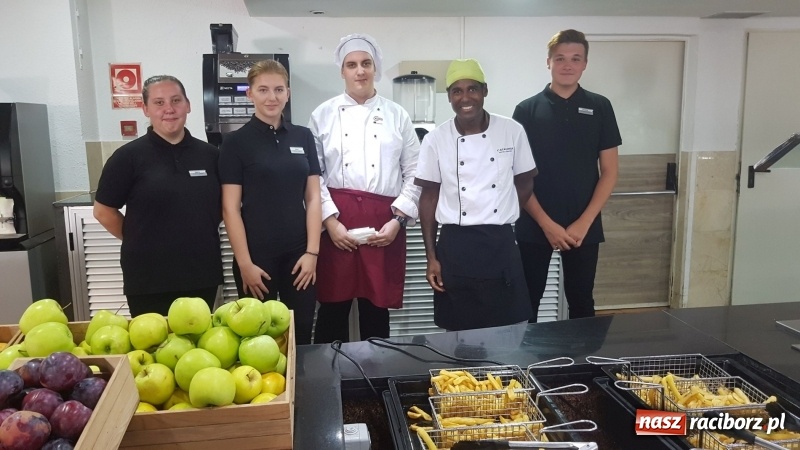 Zdjęcie w galerii na portalu naszraciborz.pl: Uczniowie raciborskiego Gastronomika poznają tajniki kuchni hiszpańskiej wiadomości z regionu